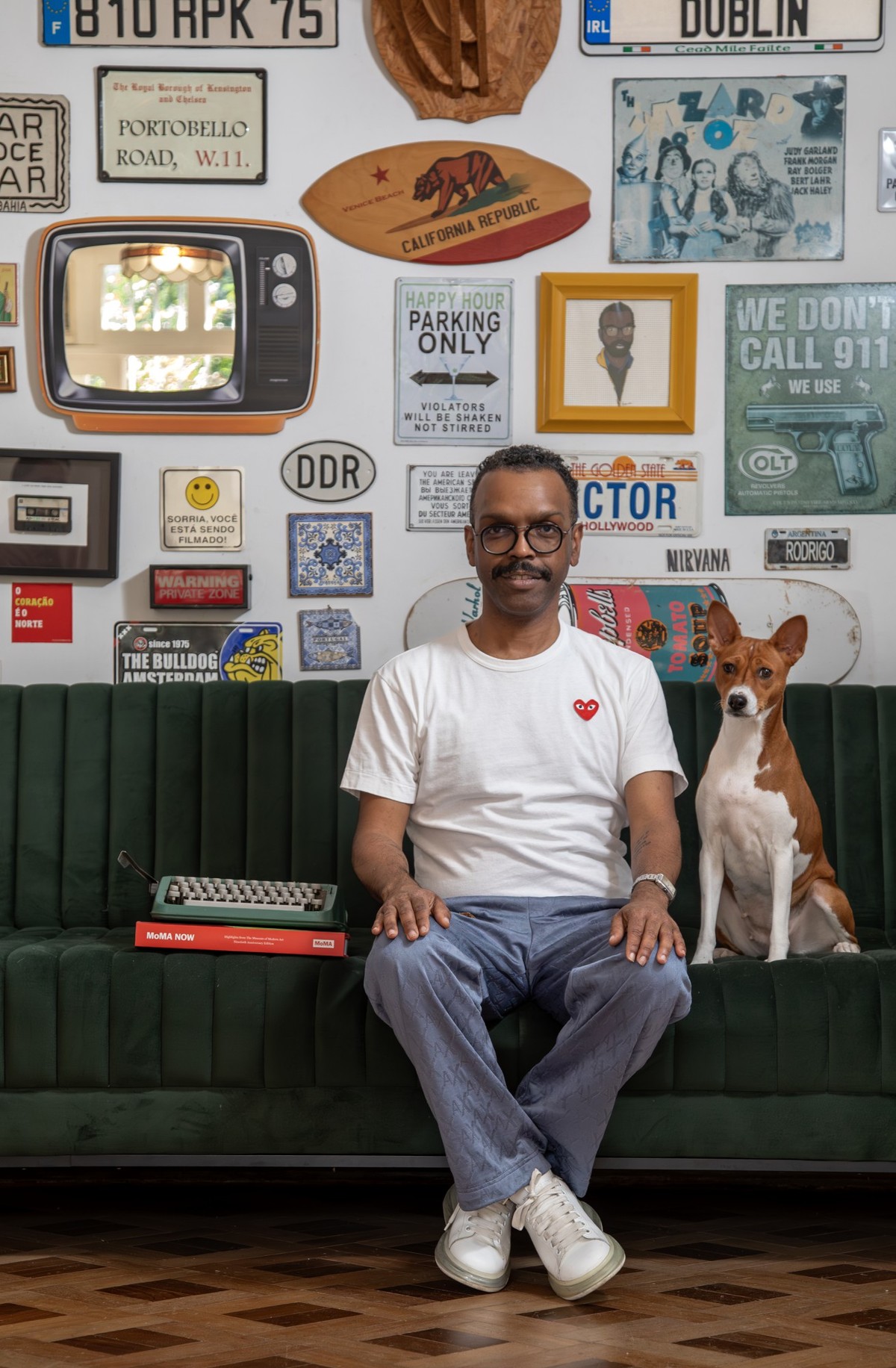 Rodrigo Pitta lança peça sobre inteligência artificial e investe no cinema Rodrigo e sua cadela Maria, no apartamento onde mora, no Rio (Foto: Ana Branco)