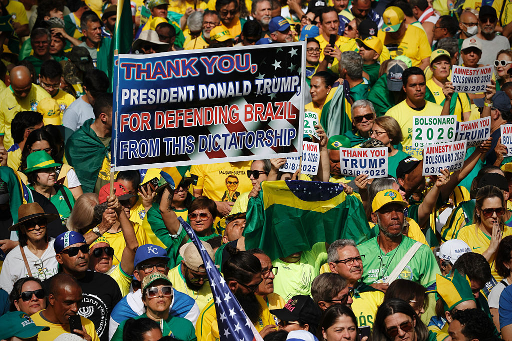 Defensores do ex-presidente Jair Bolsonaro levaram placas com mensagens de apoio a Donald Trump (Foto: Maira Erlich/Bloomberg/Getty Images)