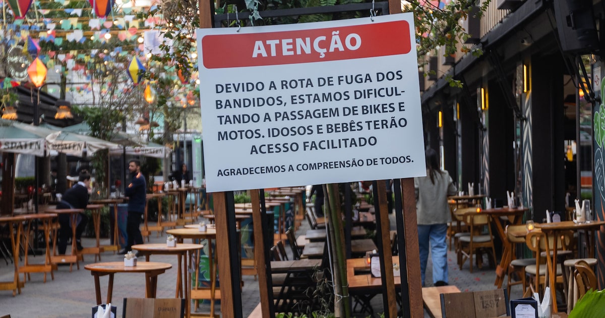 Comerciantes do Itaim Bibi bloqueiam passagem de motos e enfrentam multas Aviso colocado por comerciantes em trecho da Rua José Gonçalves de Oliveira, no Itaim Bibi; prefeitura multou estabelecimentos (Foto: Taba Benedicto/Estadão)