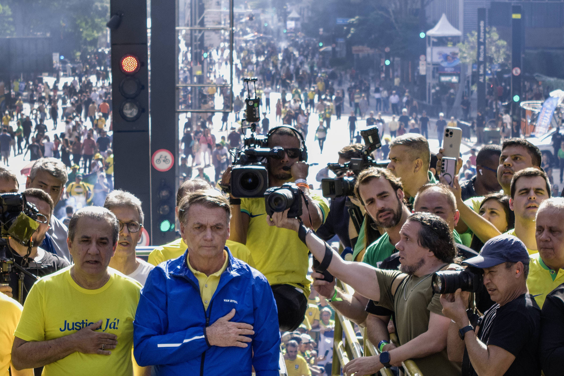 Bolsonaro se afasta com recomendação médica e enfrenta desafios eleitorais e no STF Jair Bolsonaro durante ato em sua defesa na avenida Paulista (Foto: Eduardo Knapp - 29.jun.2025/Folhapress)