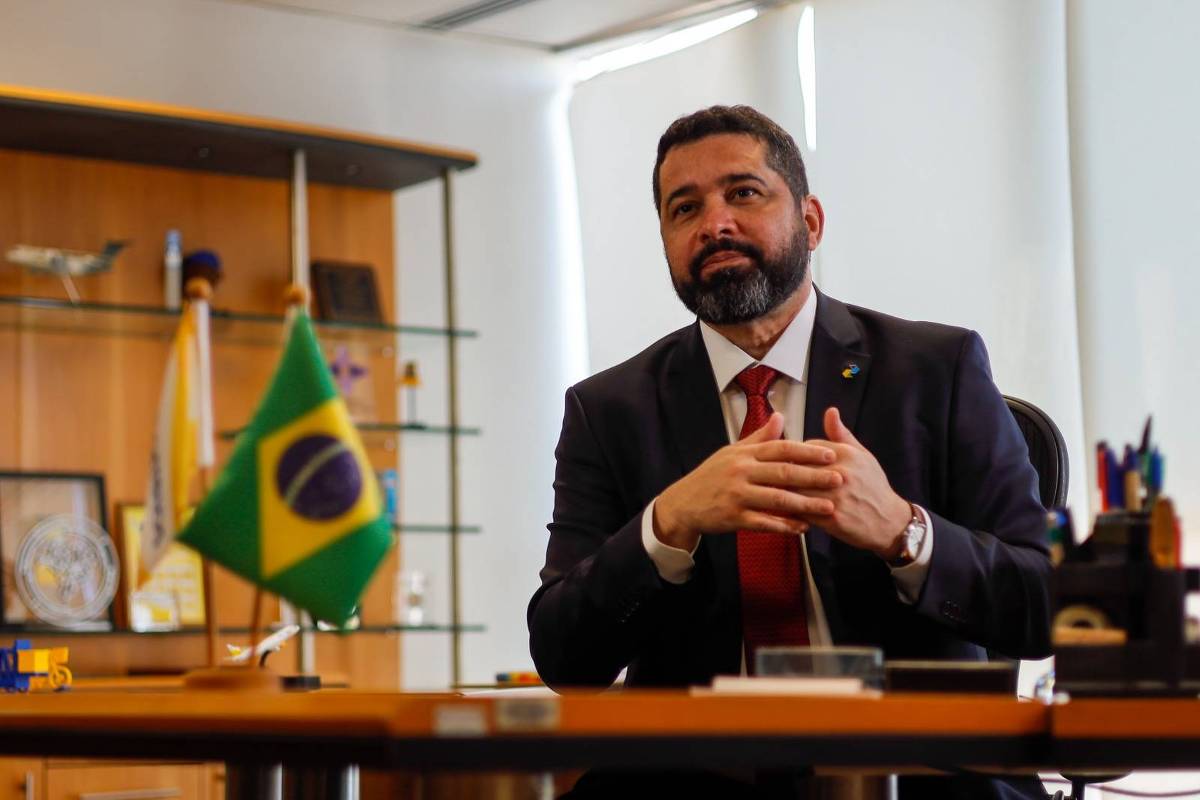 Presidente dos Correios renuncia e se reúne com Lula para oficializar saída Fabiano Silva dos Santos, presidente dos Correios, entregou carta de demissão no Palácio do Planalto nesta sexta-feira (4) (Foto: Fernando Donasci/Divulgação)