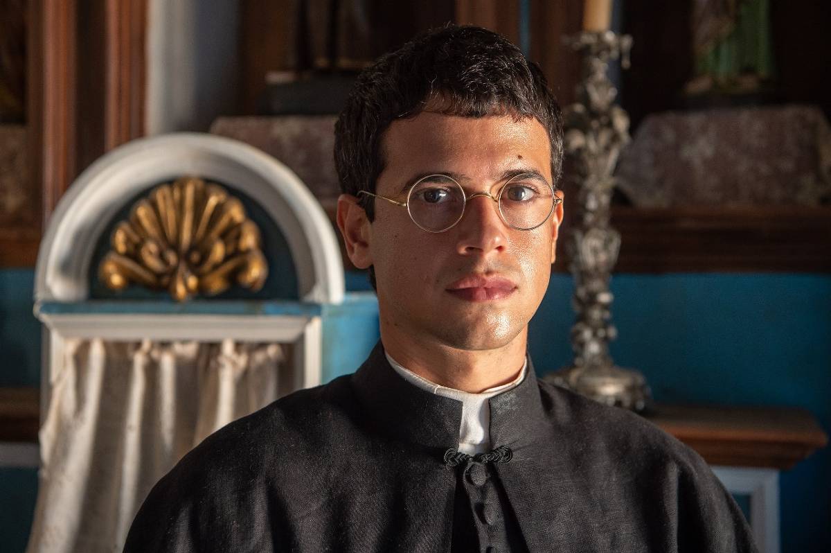 Padre Bida se entrega a um amor avassalador na nova novela de Rodrigo Lelis Rodrigo Lelis, o padre Bida de 'Guerreiros do Sol', é formado em publicidade e artes cênicas e cursou engenharia civil (Foto: Divulgação/Globo)