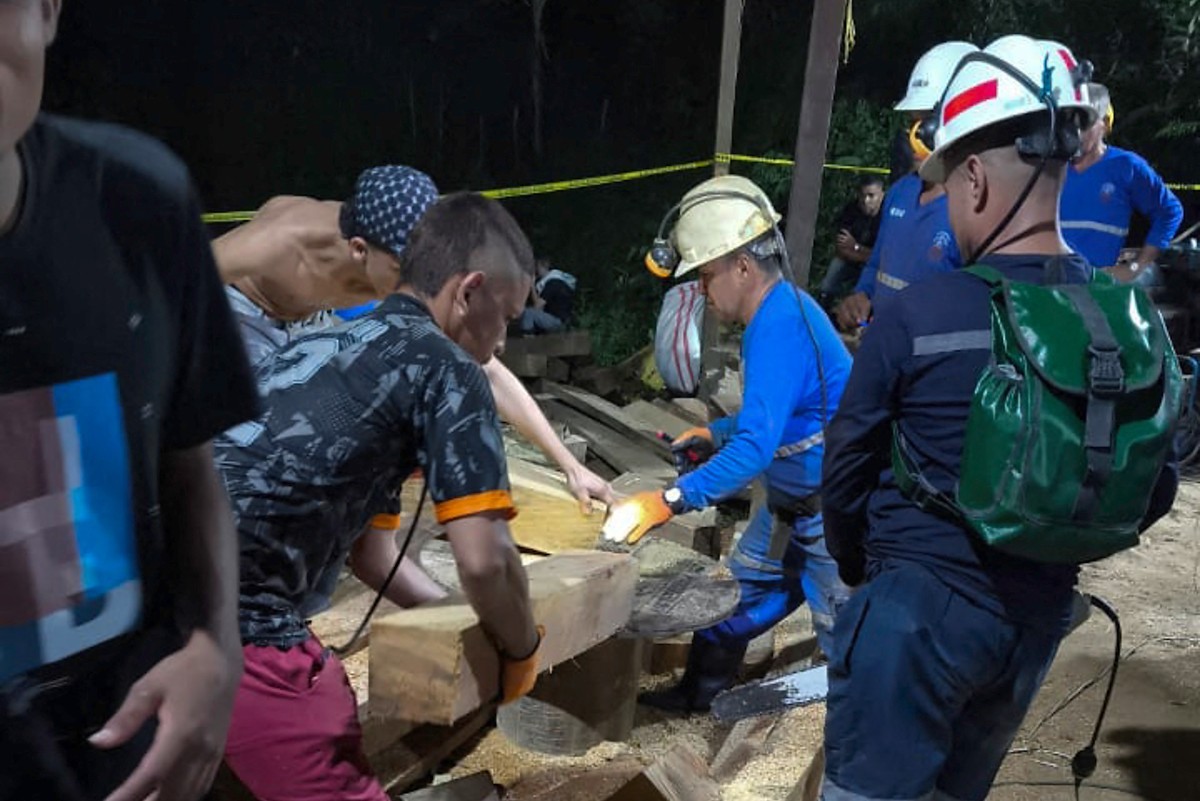 Acidente em mina de ouro na Colômbia deixa 18 pessoas soterradas e desaparecidas Acidente em mina de ouro deixa 18 pessoas soterradas na Colômbia (Foto: Colombian National Mining Agency / AFP)