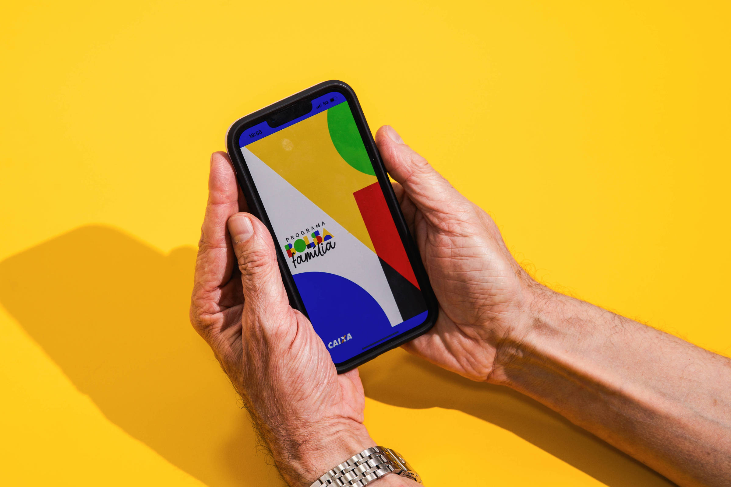 Aplicativo do programa Bolsa Família; em julho, quase um milhão de famílias saíram devido ao aumento na renda (Foto: Gabriel Cabral - 04.out.2023/Folhapress)