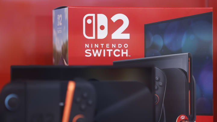 Nintendo dobra receita trimestral com vendas de 5,8 milhões do Switch 2 Os consoles de jogos Nintendo Co. Switch 2 na loja de eletrônicos Bic Camera Inc. em Tóquio, Japão, na quinta-feira, 5 de junho de 2025. Fãs da Nintendo de Tóquio a Manhattan enfrentaram filas por horas para serem os primeiros a adquirir um Switch 2, alimentando um dos maiores lançamentos globais de gadgets desde os lançamentos do iPhone de outrora. (Foto: Kiyoshi Ota | Bloomberg | Getty Images)