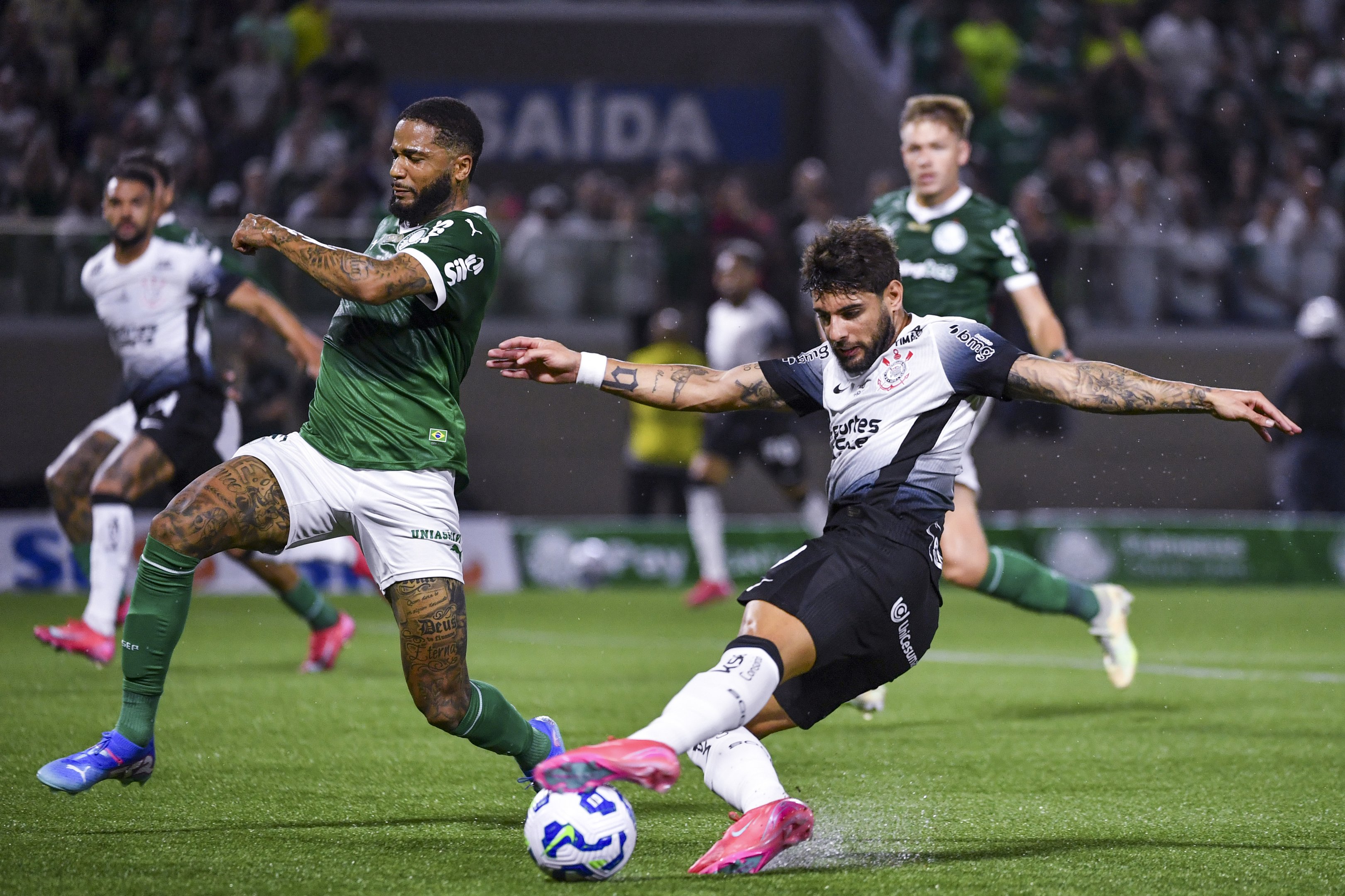 Corinthians e Palmeiras se enfrentam pela primeira vez na Copa do Brasil Yuri Alberto do Corinthians chuta ao gol (R) enquanto Micael do Palmeiras (L) defende durante uma partida do Brasileirão 2025 entre Palmeiras e Corinthians na Arena Barueri em 12 de abril de 2025, em Barueri, Brasil. (Foto: Roberto Casimiro/Sports Press Photo/Getty Images)