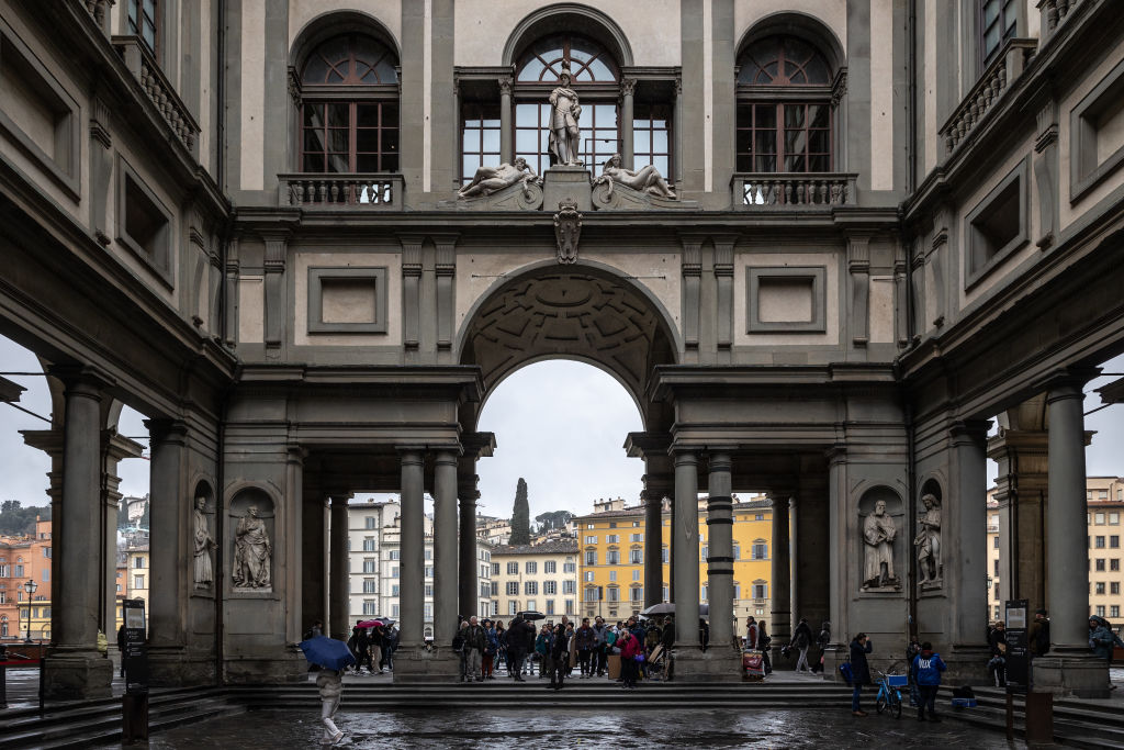 Turista danifica retrato de Medici em museu para selfie nas redes sociais Vista do pátio do Museu Uffizi, 2024, Florença, Itália. (Foto: Emanuele Cremaschi/Getty Images)