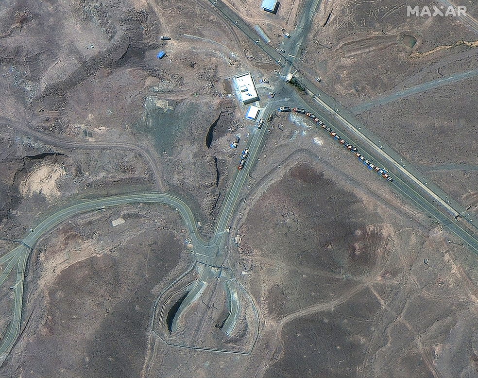 Irã nega retirada de urânio de usinas nucleares antes de ataque dos EUA Uma imagem de satélite mostra caminhões posicionados perto da entrada da instalação de enriquecimento de combustível de Fordow, próxima a Qom, Irã, em 19 de junho de 2025 (Foto: Maxar Technologies/Divulgação via REUTERS).