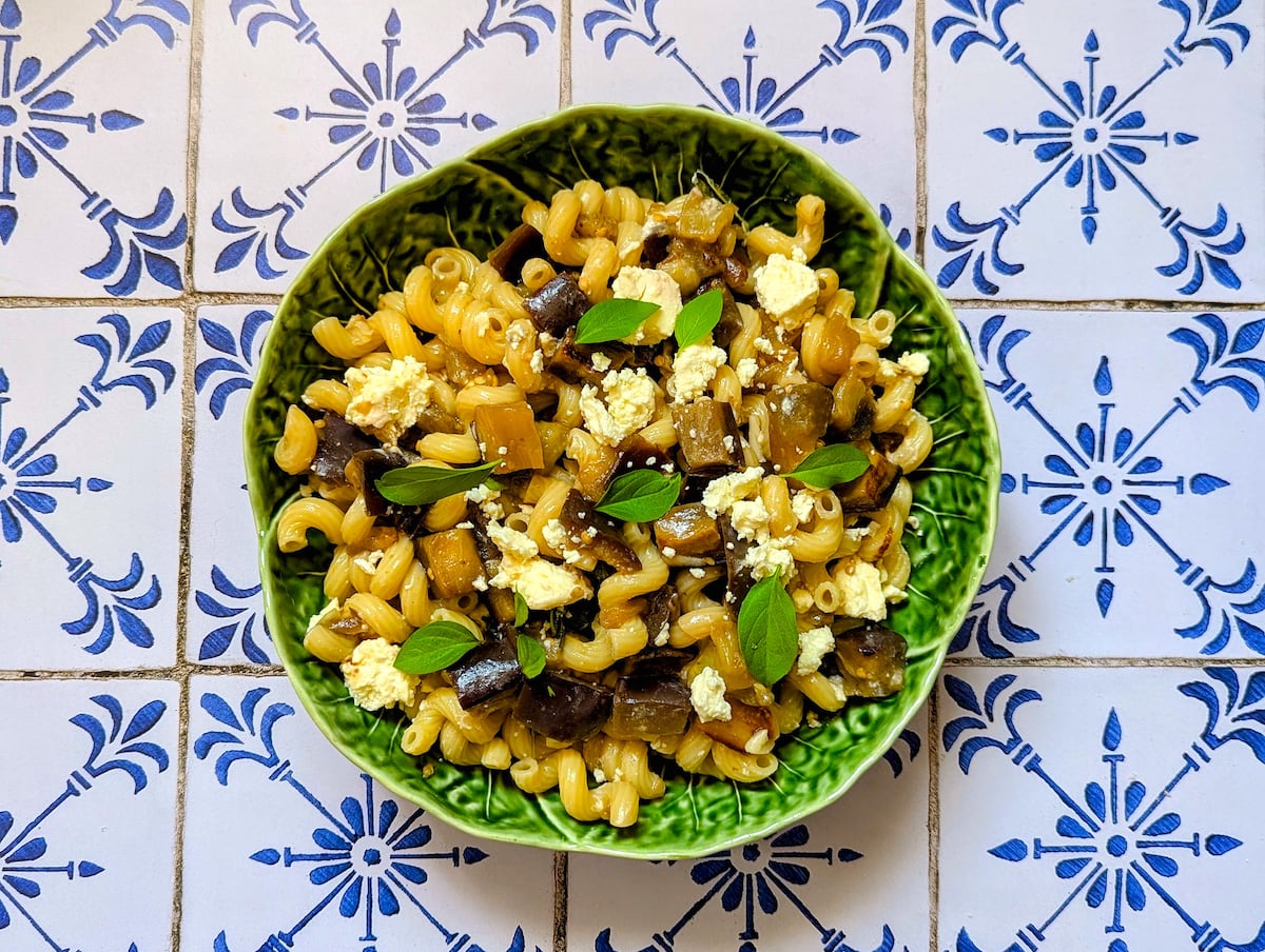 Deliciosa ensalada de pasta com berenjenas e queijo Cebreiro conquista paladares De um dia para outro está ainda melhor (Foto: Anna Mayer Mayer)
