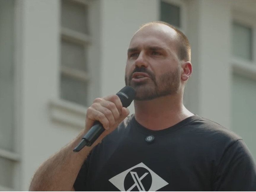 PT solicita urgência na cassação de Eduardo Bolsonaro por ações no exterior PT atribuiu a taxação à aproximação de Eduardo com a extrema direita dos EUA (Foto: Reprodução de vídeo / Youtube de Silas Malafaia)