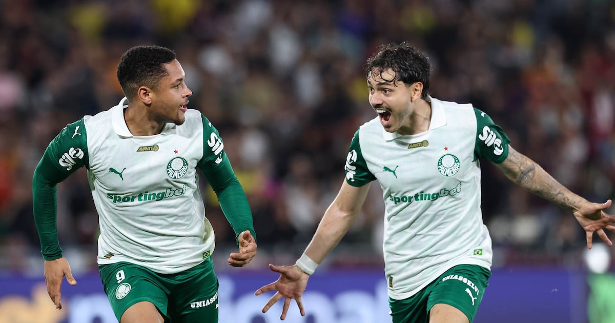 Palmeiras se destaca com desempenho excepcional em jogos fora de casa Vitor Roque (esq.) comemora com Maurício gol do Palmeiras sobre o Fluminense no Maracanã. (Foto: CESAR GRECO)