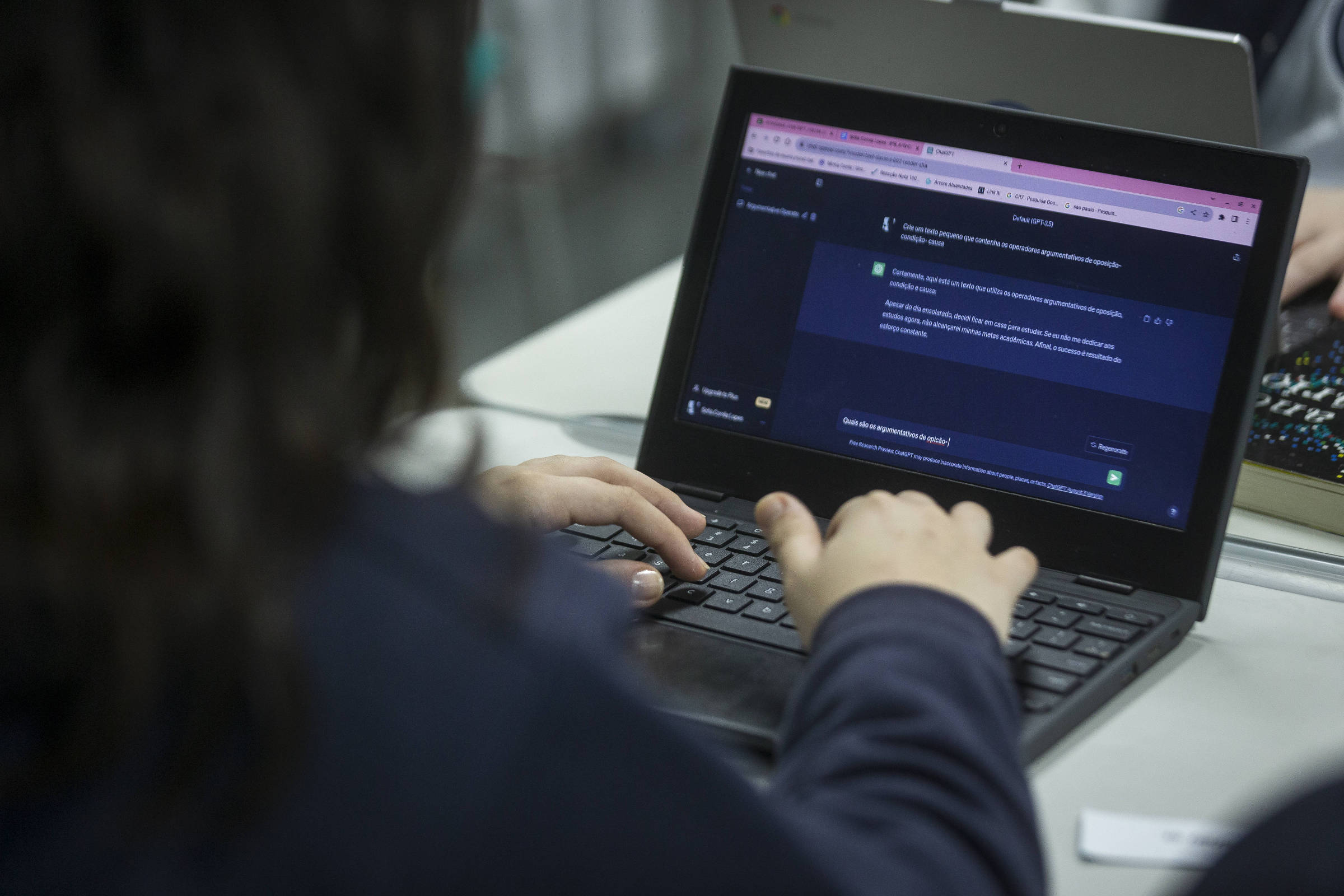 Mulher faz atividade online; entidade sugere revisão nas licenciaturas EAD para garantir mínimo de atividades presenciais (Foto: Jardiel Carvalho - 15.ago.23/Folhapress)
