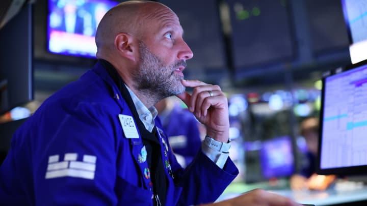 Traders trabalham no pregão da Bolsa de Valores de Nova York durante o comércio da tarde em 1º de agosto de 2025, na cidade de Nova York. (Foto: Michael M. Santiago | Getty Images)