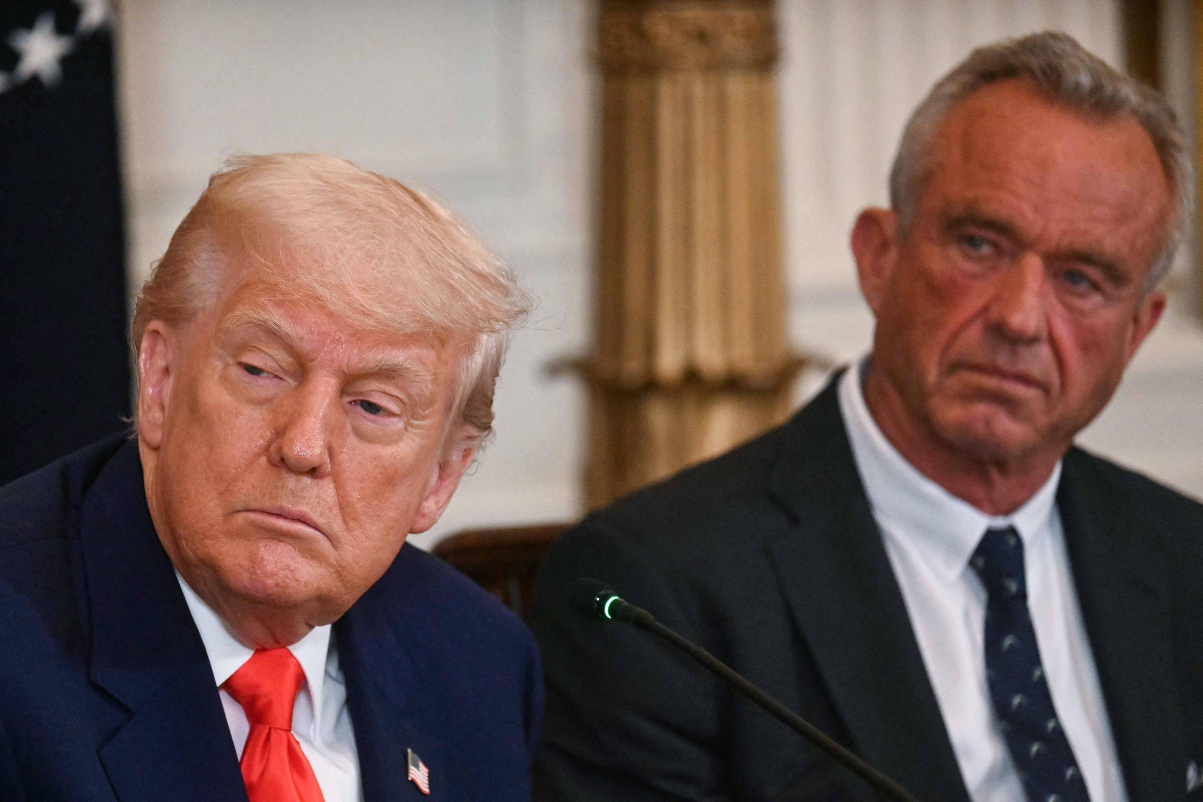 Kennedy Jr. propõe uso de ecstasy para tratar estresse pós-traumático nos EUA Donald Trump e seu secretário de Saúde, Robert Kennedy Jr. (Foto: JIM WATSON/AFP)