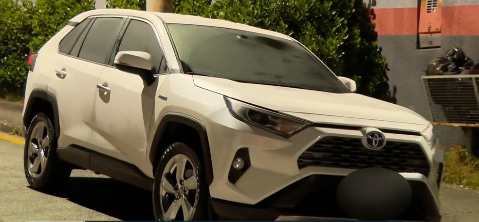 Trio sequestra pai e filha em shopping e rouba R$ 82 mil durante compras Carro de família que sofreu sequestro-relâmpago no Shopping ABC foi abandonado na região (Foto: Reprodução/TV Globo)