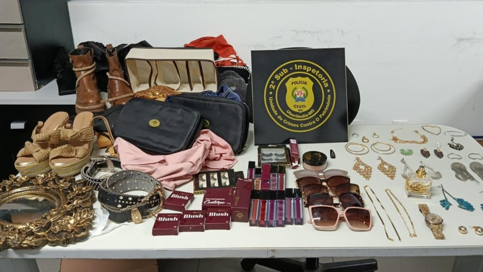 Diarista é acusada de roubar R$ 700 mil em joias e objetos da patroa Diarista é acusada de roubar R$ 700 mil em joias e objetos da patroa