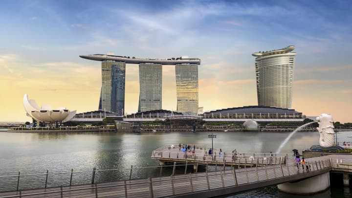 Construção do resort de luxo de US$ 8 bilhões da Las Vegas Sands começa em Cingapura O "Skyloop", com 76.000 pés quadrados, terá piscinas de borda infinita e cabanas privativas para os hóspedes do hotel. (Foto: Safdie Architects)