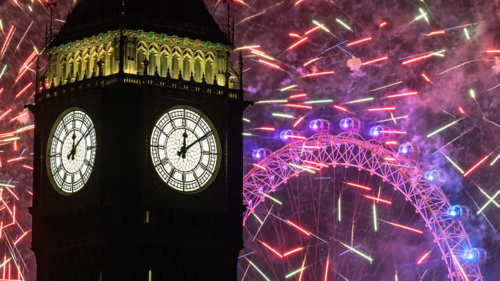 Fogos de artifício iluminam o horizonte de Londres e o Big Ben logo após a meia-noite de 1º de janeiro de 2025. (Foto: Carl Court | Getty Images News | Getty Images)