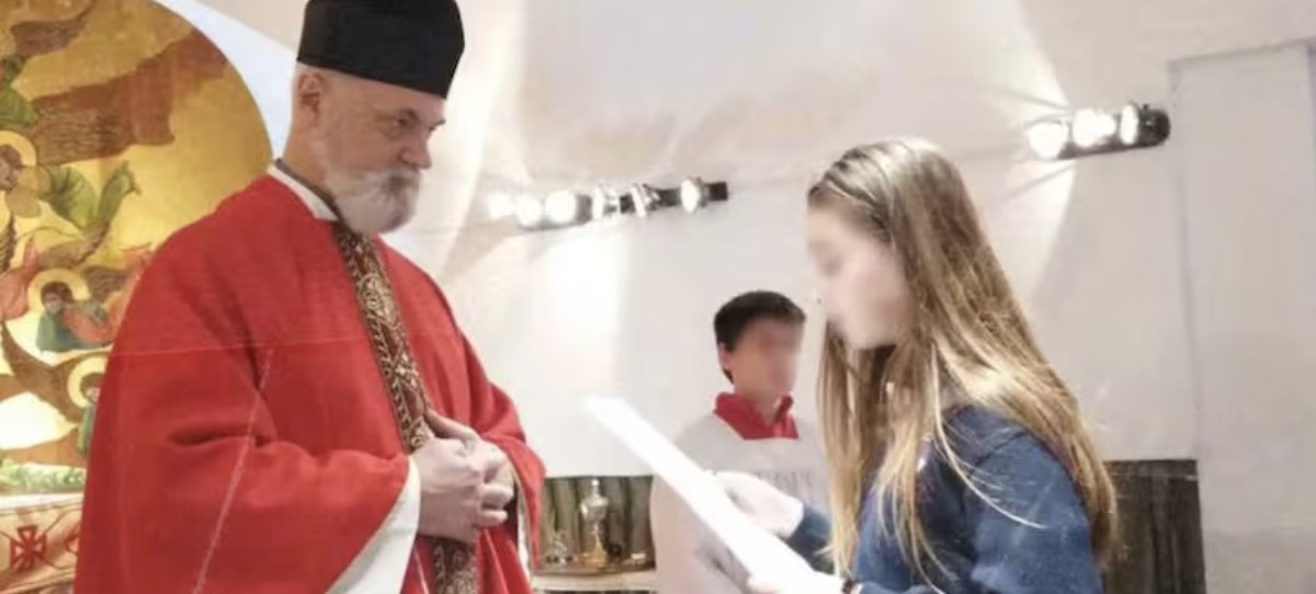 Julgamento de padre acusado de abuso infantil é cancelado na Argentina O padre Anatoly Raúl Sidders, capelão da escola San Vicente de Paul, em La Plata, na Argentina, foi acusado de abusar de uma menina de 11 anos (Foto: Reprodução/La Nacion)