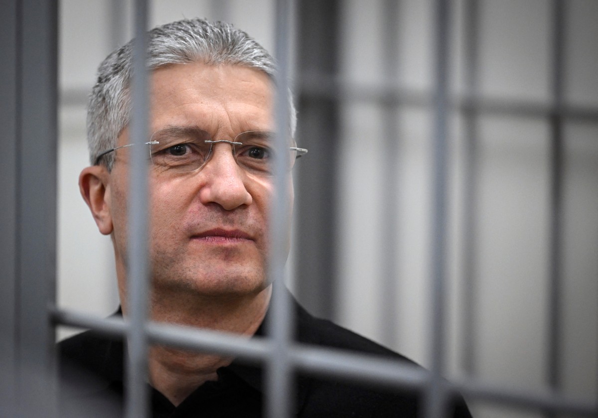 Ex-vice-ministro da Defesa da Rússia é sentenciado a 13 anos por corrupção Ex-vice-ministro de Defesa da Rússia, Timur Ivanov, é condenado a 13 anos de prisão por desvio e lavagem de dinheiro (Foto: ALEXANDER NEMENOV / AFP)