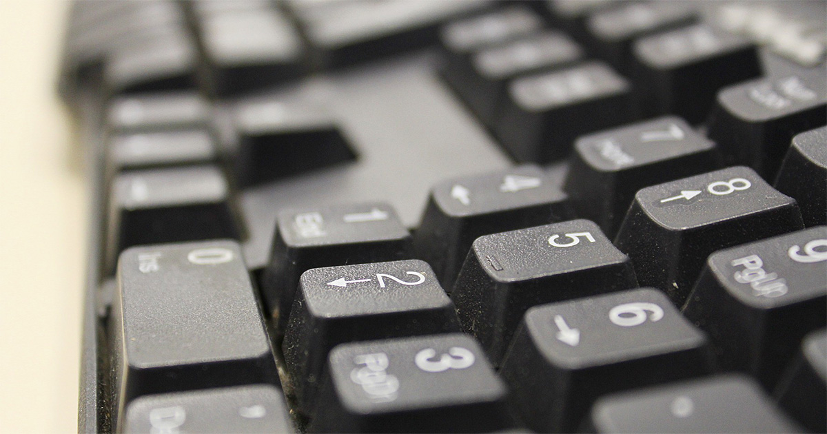 Setor público prioriza tecnologia estrangeira em vez de investir em ciência nacional Teclado de computador em close, com as teclas direcionais e de números, na cor preta, em primeiro plano (Foto: USP Imagens)