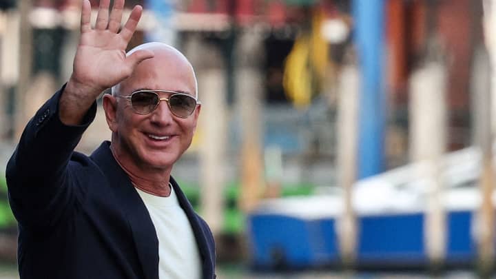 Jeff Bezos gesticula ao deixar o hotel Aman Venice, antes do esperado casamento, em Veneza, Itália, 25 de junho de 2025. (Foto: Guglielmo Mangiapane | Reuters)