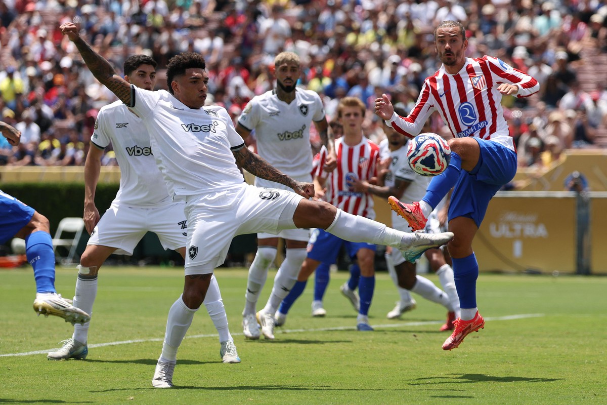 Botafogo supera sufoco e avança às oitavas do Mundial de Clubes com regulamento favorável Igor Jesus disputa a bola (Foto: Harry How/AFP)