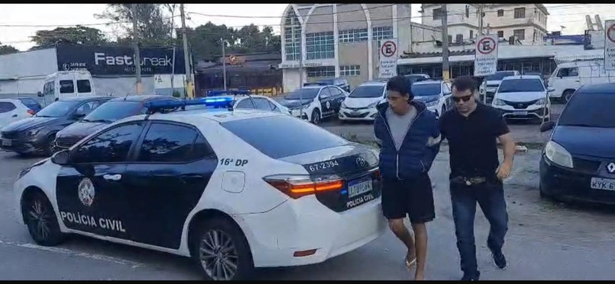 Emerson chega algemado à delegacia da Barra da Tijuca (Foto: Reprodução)