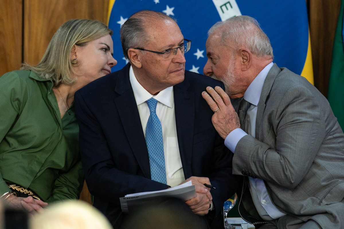 Planalto aposta em defesa da soberania após crescimento da popularidade de Lula Presidente Lula e Vice-presidente Geraldo Alckmin participam de Assinatura de Medida Provisória que concede isenção da taxa de serviço metrológico para verificação de taxímetros. (Foto: Brenno Carvalho / Agência O Globo)
