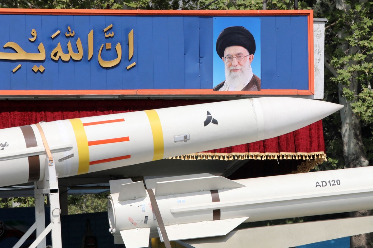Irã dispara mísseis contra bases dos EUA no Catar e no Iraque em novo ataque Caminhão militar iraniano transporta partes de um míssil Sayad 4-B que passa por um retrato do líder supremo do Irã, o aiatolá Ali Khamenei, durante um desfile militar (Foto: Atta Kenare / AFP)