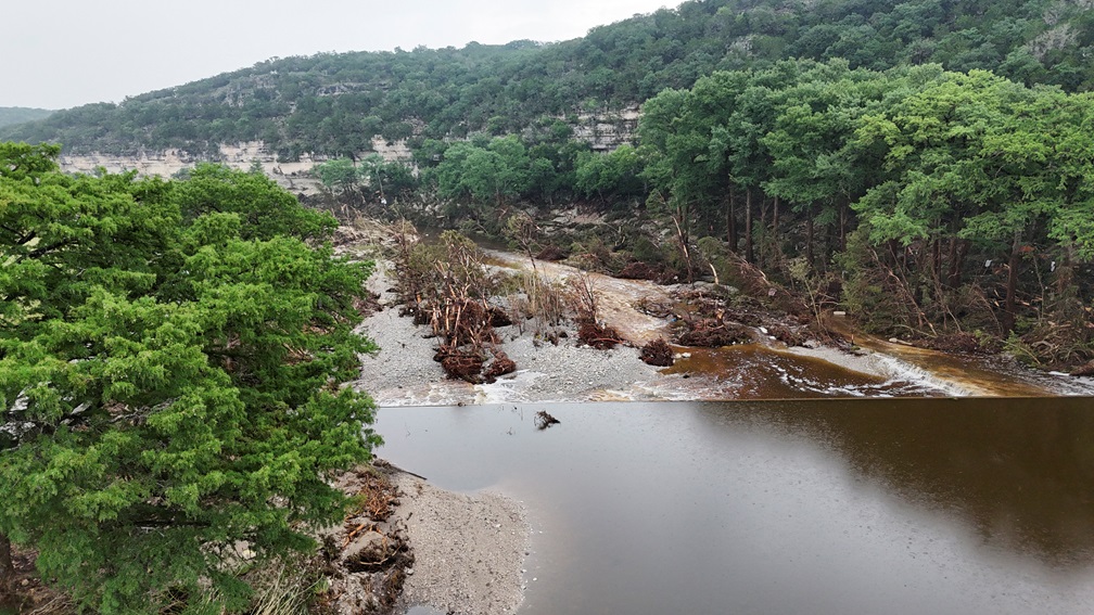 Texas ainda busca 161 desaparecidos após enchentes que deixaram 109 mortos Vista aérea por drone mostra o rio Guadalupe e os danos causados pelas inundações perto do Camp Mystic, em Hunt, Texas, EUA, 6 de julho de 2025. (Foto: REUTERS/Evan Garcia)