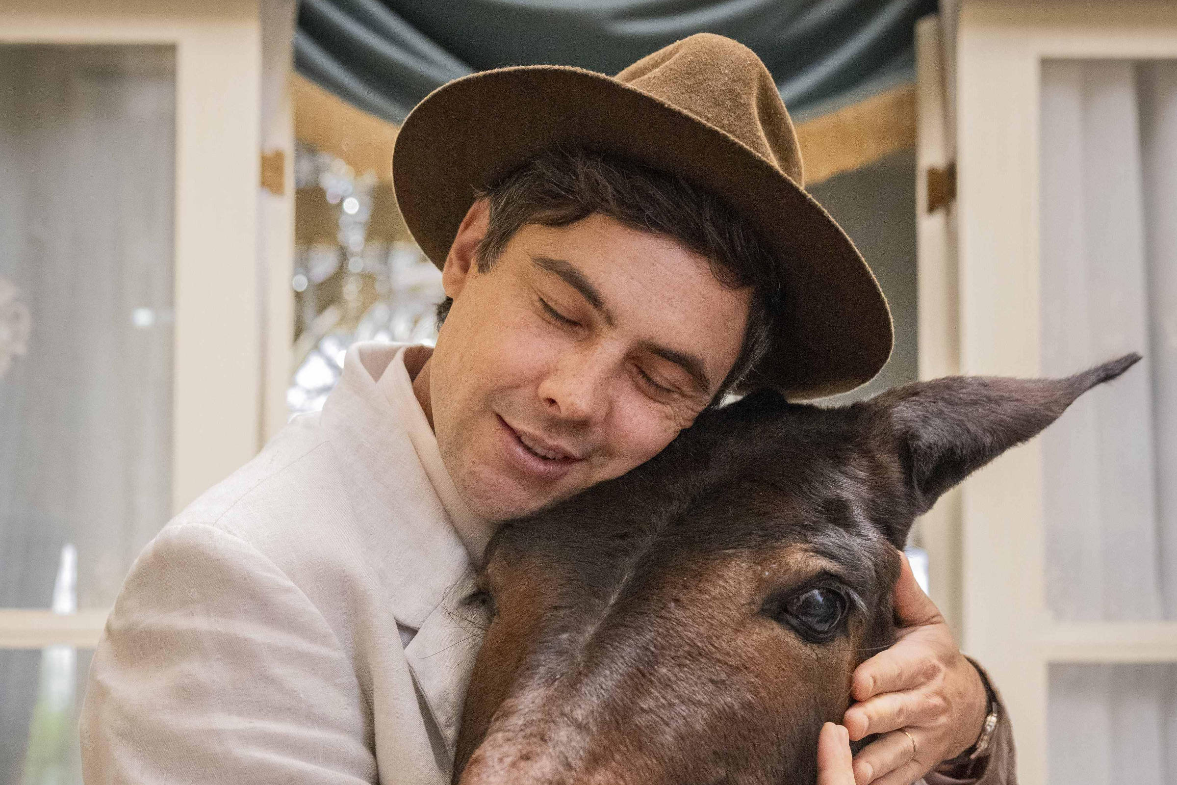 Globo altera diretrizes de roteiros de novelas e provoca debate entre fãs Sérgio Guizé em 'Êta Mundo Melhor', que estreou na Globo com metade dos capítulos já escritos (Foto: Fábio Rocha/Globo)