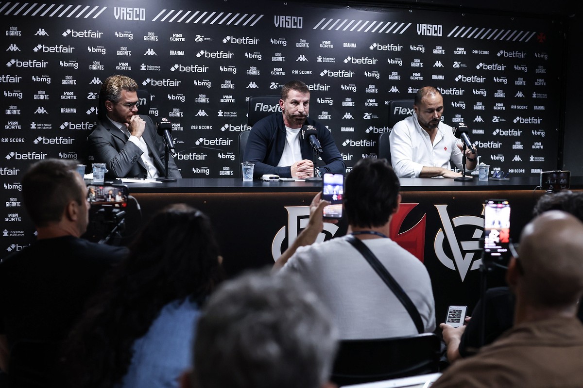 Vasco busca se reerguer com SAF, vendas e empréstimos durante recuperação judicial Pedrinho e o CEO da SAF, Carlos Amodeo (Foto: Dikran Sahagian/Vasco)