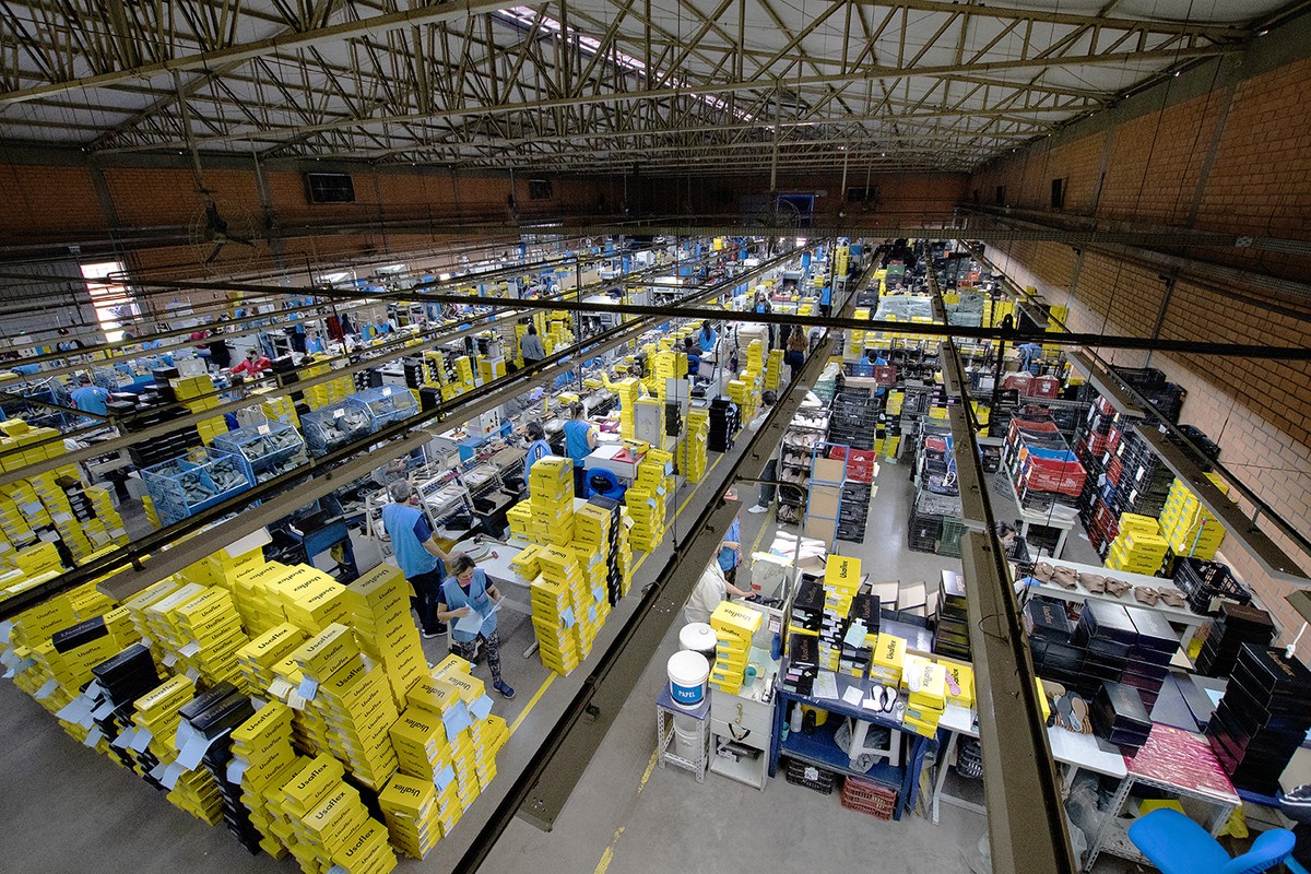 Incertezas sobre embarques para os EUA afetam mercado brasileiro e empresas locais Fábrica da Usaflex: empresa enfrenta expectativa sobre embarque de 1,2 milhão de pares de sapatos (Foto: Divulgação)