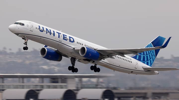 Um Boeing 757 da United Airlines decola do Aeroporto Internacional de Los Angeles com destino a Nova York em 19 de setembro de 2024. (Foto: Kevin Carter | Getty Images)