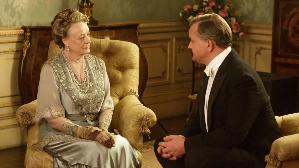 Bonhams leiloa figurinos e objetos de 'Downton Abbey' antes do filme final Dame Maggie Smith e Hugh Bonneville na sexta temporada de "Downton Abbey". (Foto: Carnival Films/Nick Briggs via WWD)
