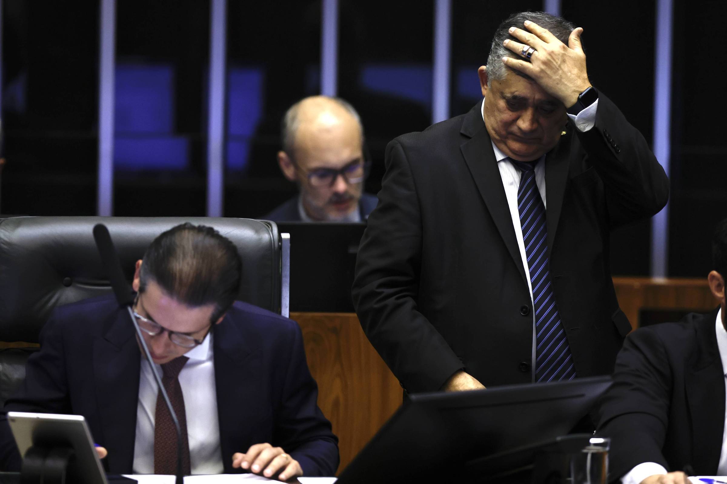 O presidente da Câmara dos Deputados, Hugo Motta (à esq.), preside sessão que derrubou o projeto de IOF do governo federal. Ao lado dele, o líder do governo, deputado José Guimarães (Foto: Pedro Ladeira-25.jun.25/Folhapress)