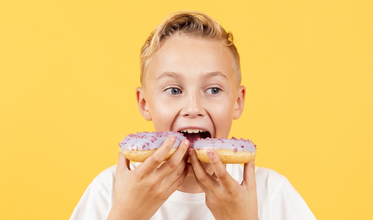 Filhos preferem comida rápida: dicas para uma alimentação saudável e variada Especialista dá dicas de como pais podem fazer com que seus filhos diminuam o consumo de alimentos ultraprocessados (Foto: Freepik)