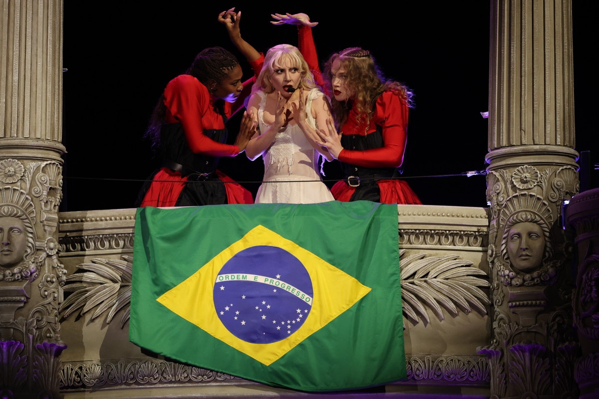Rio de Janeiro se destaca como vitrine do Brasil com eventos icônicos e Lady Gaga Lady Gaga exibe bandeira do Brasil durante show realizado em Copacabana, em maio (Foto: Kevin Mazur)