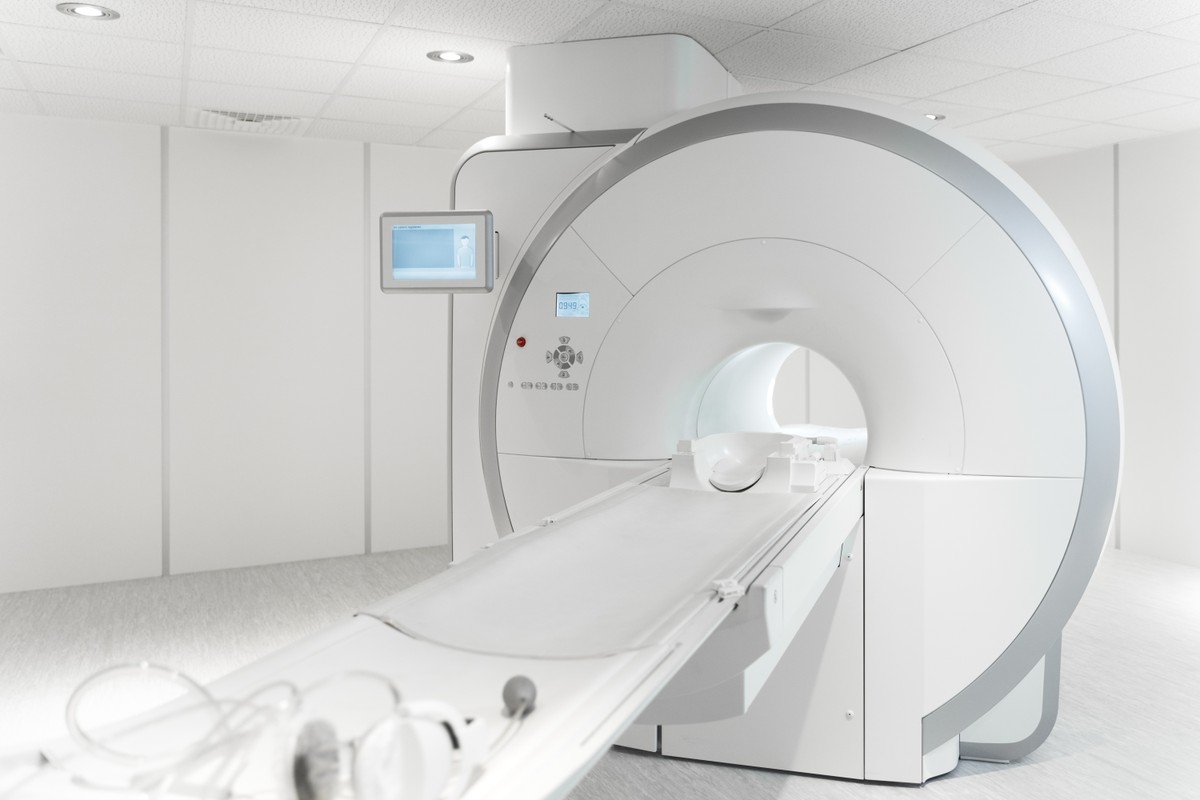 Homem é puxado para dentro de máquina de ressonância por cordão durante exame Máquina de ressonância magnética (Foto: Freepik)