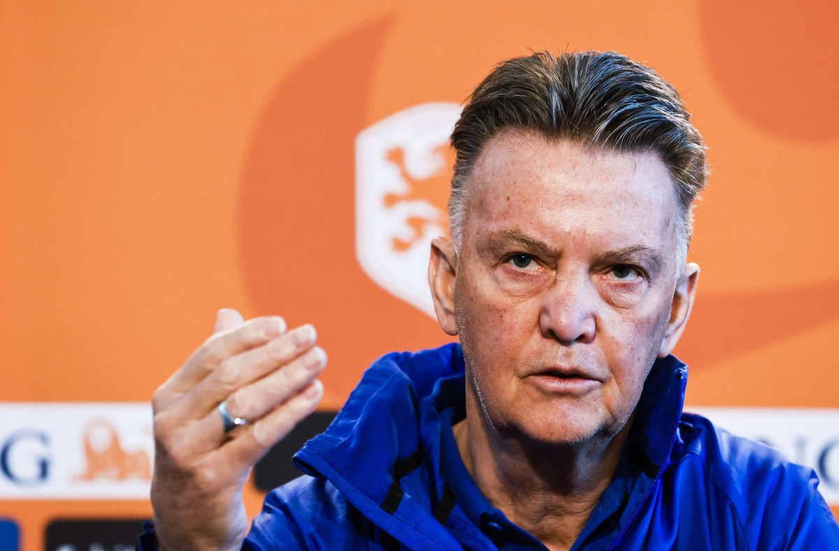 Louis van Gaal vence câncer e decide não voltar a treinar clubes de futebol Louis van Gaal: após deixar o comando da seleção da Holanda, em 2022, assumiu o cargo de consultor do Ajax-HOL (Foto: MAURICE VAN STEEN / ANP / AFP)