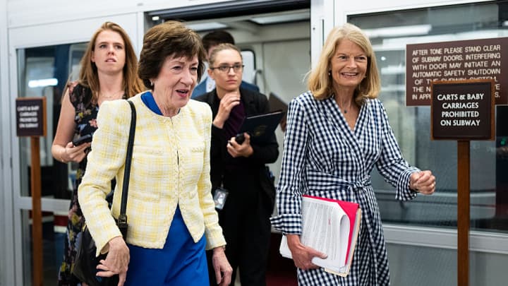 Senadora Susan Collins, R-Maine, e senadora Lisa Murkowski, R-Alaska, conversam enquanto chegam para uma votação no Capitólio dos EUA na quarta-feira, 30 de abril de 2025. (Foto: Bill Clark | Cq-roll Call, Inc. | Getty Images)