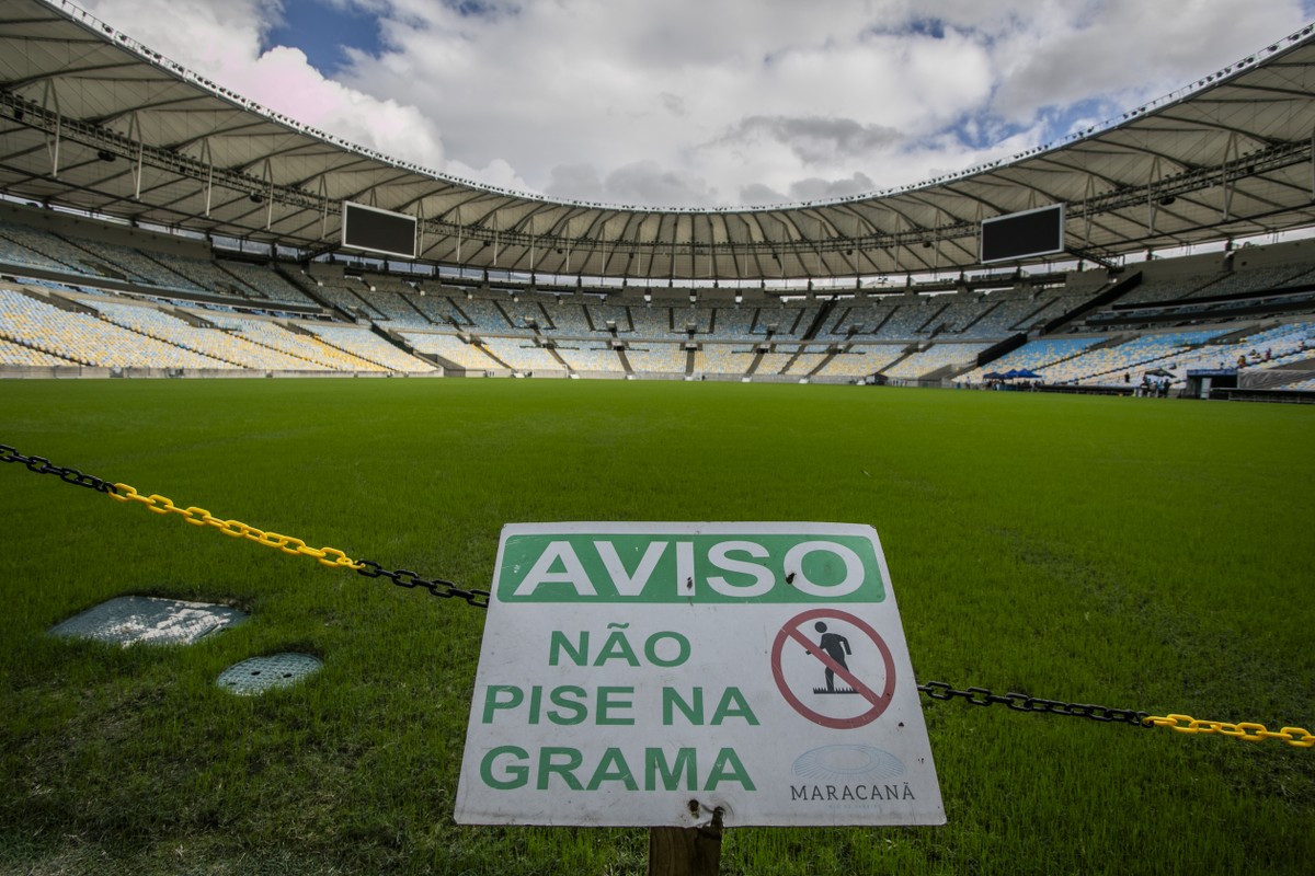 Maracanã aproveita parada da Copa de Clubes para plantio de gramado de inverno (Foto: Guito Moreto / Agência O Globo)