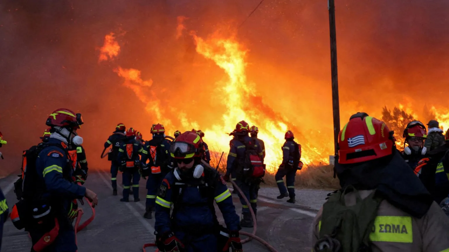 Incêndios florestais devastam a ilha grega de Chios em meio a altas temperaturas Bombeiros de Atenas e Tessalônica foram enviados à ilha na segunda-feira - Foto: REUTERS/Konstantinos Anagnostou