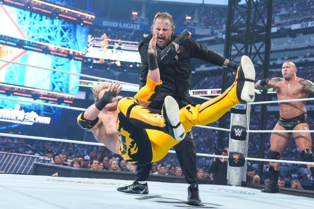 Jelly Roll estreia com emoção e intensidade no ringue do WWE SummerSlam 2025 Jelly Roll enfrentou Drew McIntyre e Logan Paul no WWE SummerSlam no sábado (2 de agosto). (Foto: Reprodução)