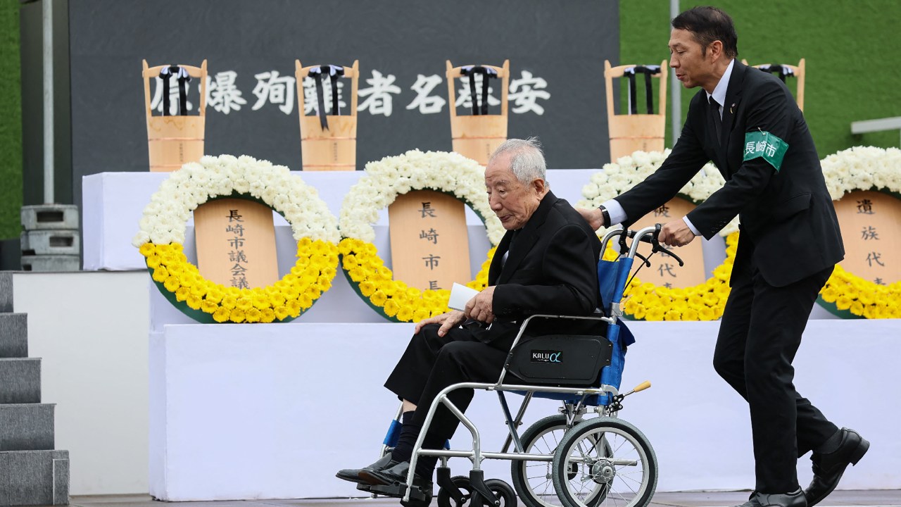 Nagasaki renova apelos pela paz ao lembrar 80 anos da bomba atômica Sobrevivente da bomba atômica Hiroshi Nishioka participa de cerimônia para marcar 80 anos do ataque em Nagasaki, Japão. 09/08/2025 (Foto: JIJI PRESS/AFP)