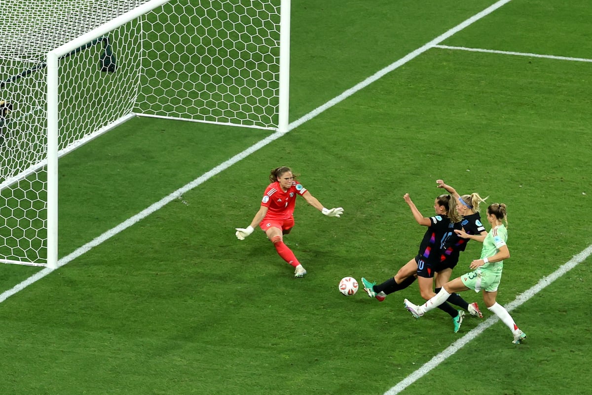 Inglaterra garante vitória emocionante e avança para a final da Eurocopa Chloe Kelly anota o segundo gol da Inglaterra contra a Itália nesta terça-feira. (Foto: Alexander Hassenstein/Getty Images)