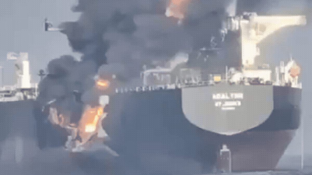 Petroleiros colidem nos Emirados Árabes Unidos (Foto: Reprodução)