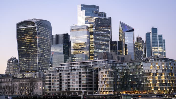 Captação de recursos em IPOs em Londres atinge menor nível em 30 anos Cidade de Londres com o horizonte e 20 Fenchurch Street, carinhosamente apelidado de Walkie Talkie, em Londres, Reino Unido. (Foto: Mike Kemp | In Pictures | Getty Images)