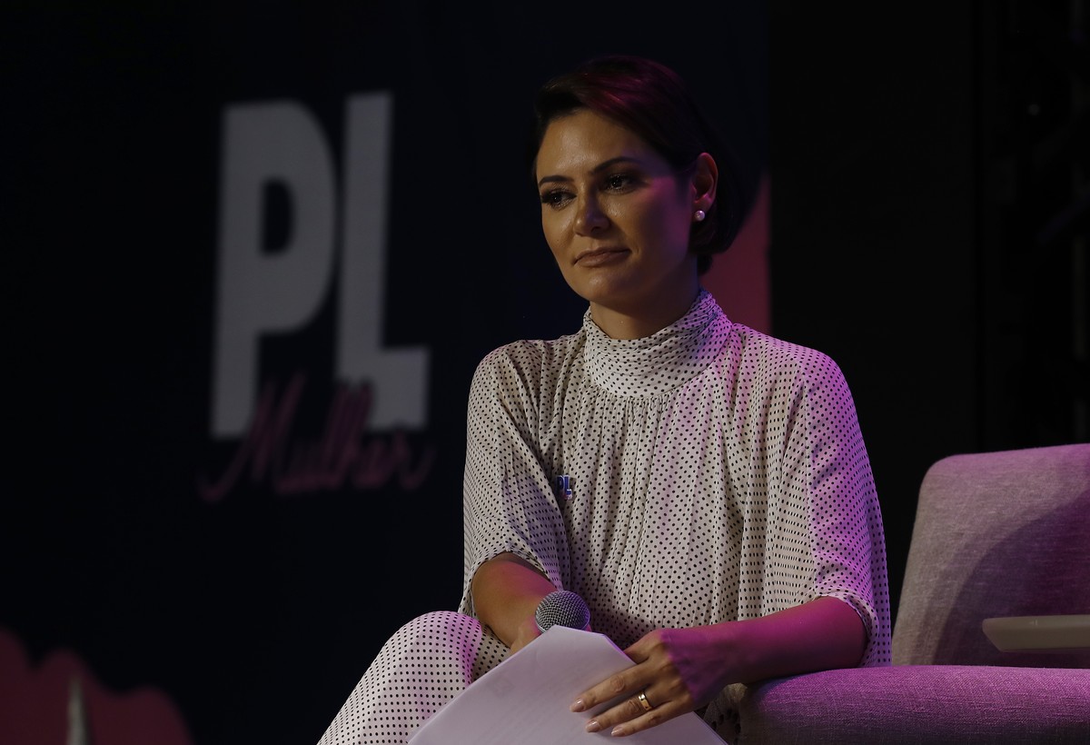 Michelle Bolsonaro afirma que decisões sobre Senado serão tomadas no momento certo A ex-primeira-dama Michelle Bolsonaro durante evento do PL em março de 2023 (Foto: Cristiano Mariz/O Globo)